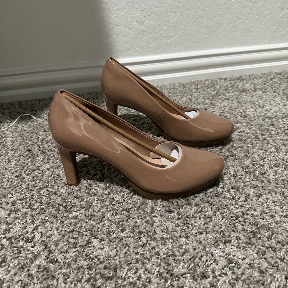 NWT Clarks size 8 Women's Patent Leather Heels in Nude - Picture 6 of 7